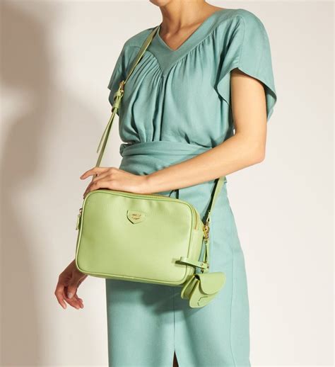 looks com bolsa verde